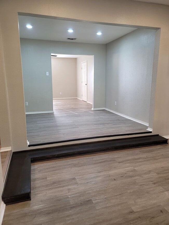 Building Photo - 4/2/2 TOTALLY renovated home