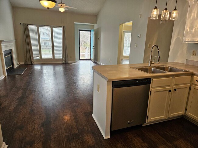 Building Photo - Darling 3br/2ba home. Available now! Scree...