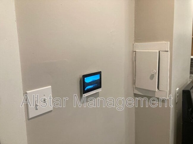 Building Photo - 521 E 109th St