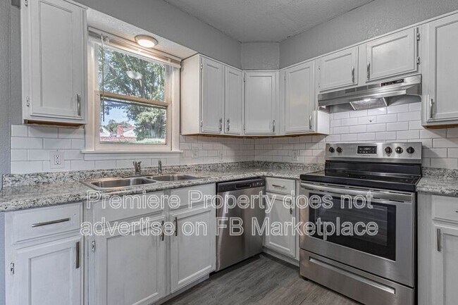Building Photo - 807 S Savage St