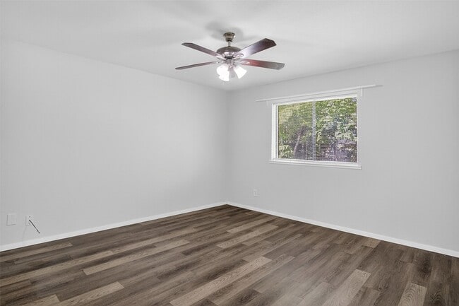 Building Photo - 534 Canary Ln