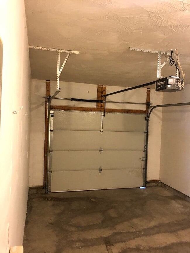 Building Photo - 1651 W Kole Dr