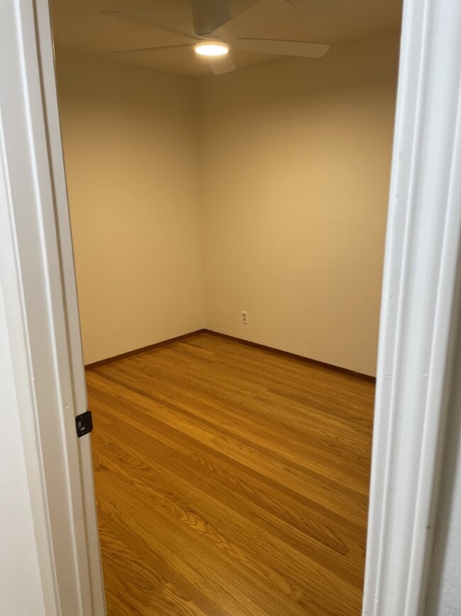 Building Photo - 1301 Brookview Dr