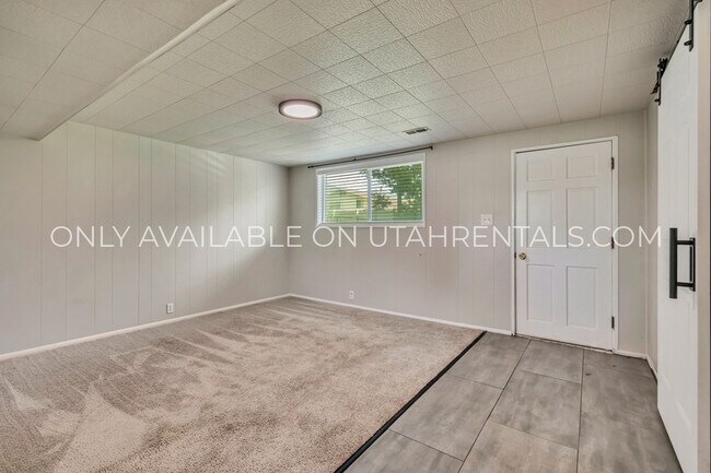 Building Photo - 786 E 350 N
