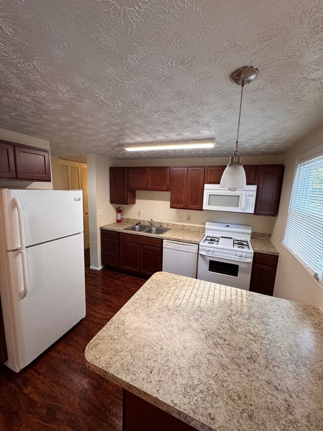 Building Photo - 3 Bedroom House