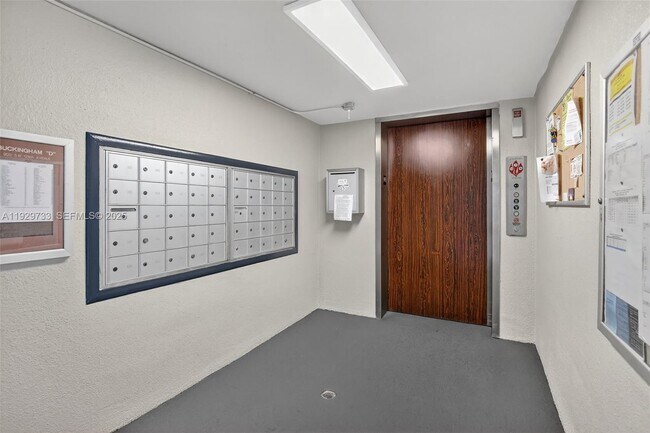 Building Photo - 900 SW 128th Ave