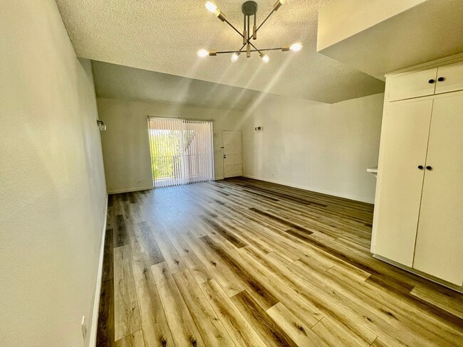 Building Photo - Georgous Calabasas Condo