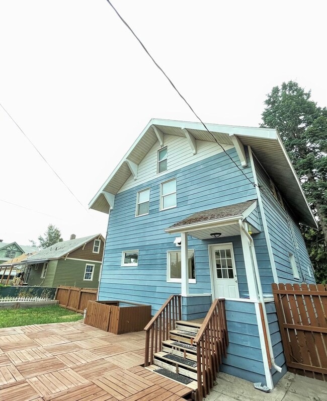 Building Photo - 4 Bedroom Home