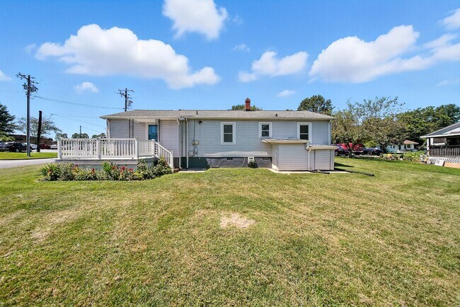 Building Photo - Charming 1950s 3 bed /2 bath Bungalow on S...