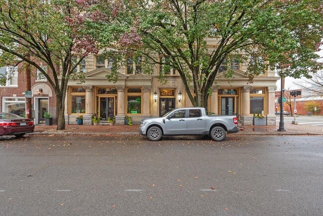 Building Photo - 212 E Clay St