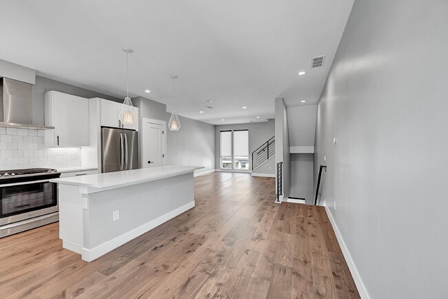 Building Photo - $3,400.00 - 2 Bedrooms, 3 Bathrooms, Townh...