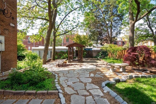 Building Photo - Lease this 2.5 story home in Historic Soulard