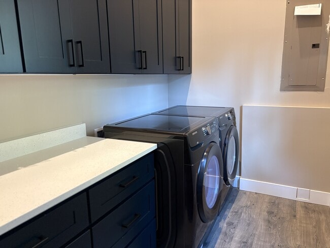 Building Photo - 1690 SE Crescent Dr