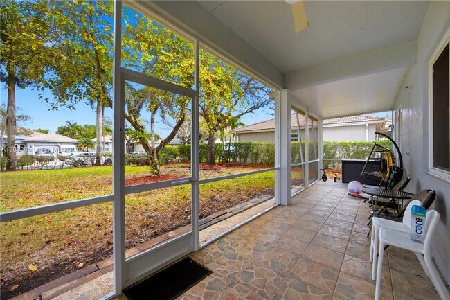 Building Photo - 2615 SE 5th Ct