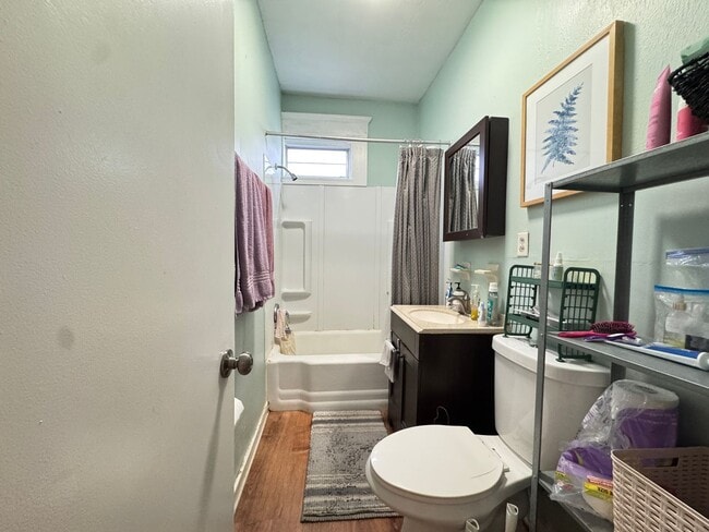 Building Photo - Charming 2BR in East Rock | Hot Water Included | Walk to Yale & SOM