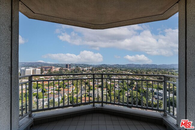 Building Photo - 10727 Wilshire Blvd