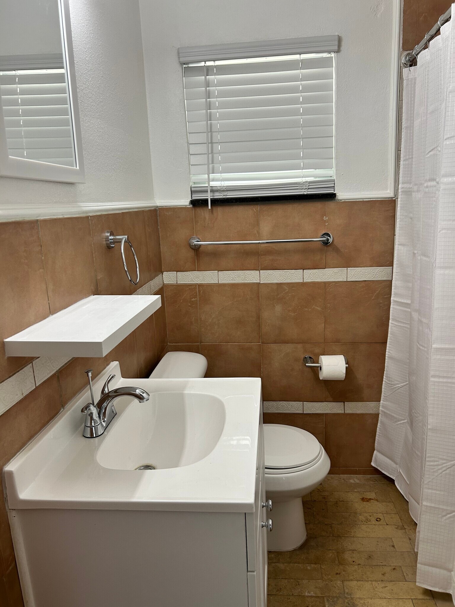 Building Photo - 827 40th St S