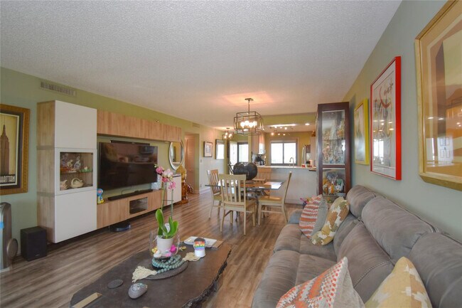 Building Photo - 2238 N Cypress Bend Dr