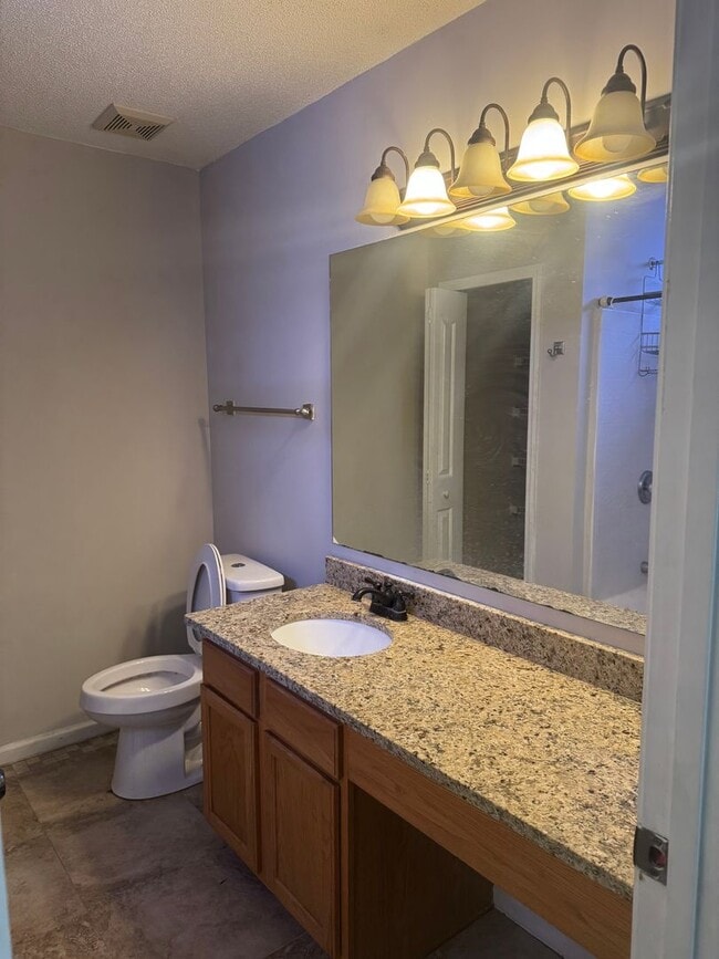 Building Photo - Great Price and location!