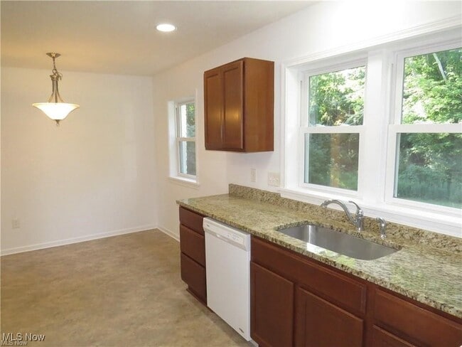 Building Photo - 6424 N Ridge Rd