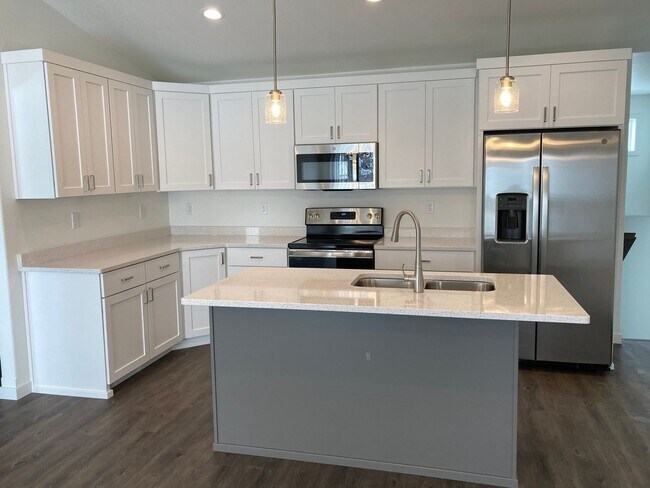 Building Photo - 4 Bed  3 Bath Twin Home