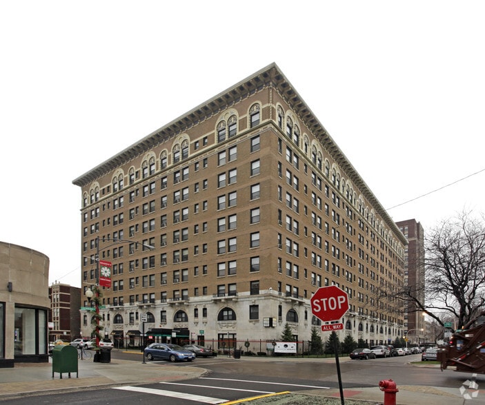 The Sovereign 1040 W Granville Ave Chicago IL 60660 Apartment Finder
