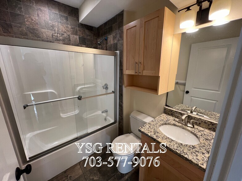 Building Photo - 194 Hillside St