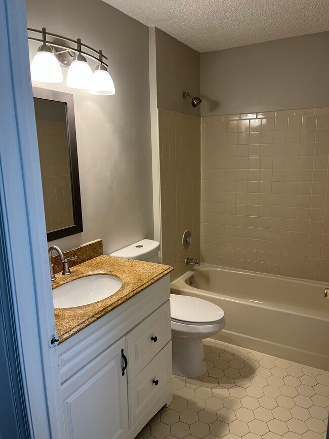 Building Photo - 27 Lindsey Ct