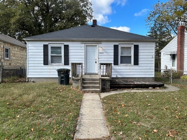 Primary Photo - 3 bedroom 1 bathroom house with a bonus room!