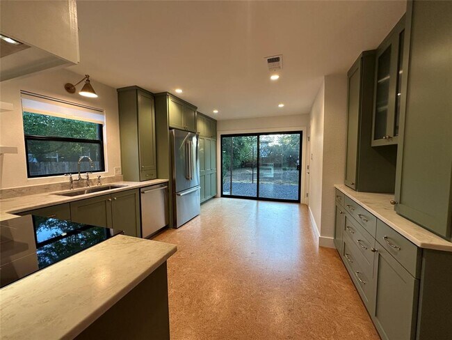 Building Photo - 4711 Fairview Dr