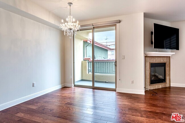 Building Photo - 5037 Rosewood Ave