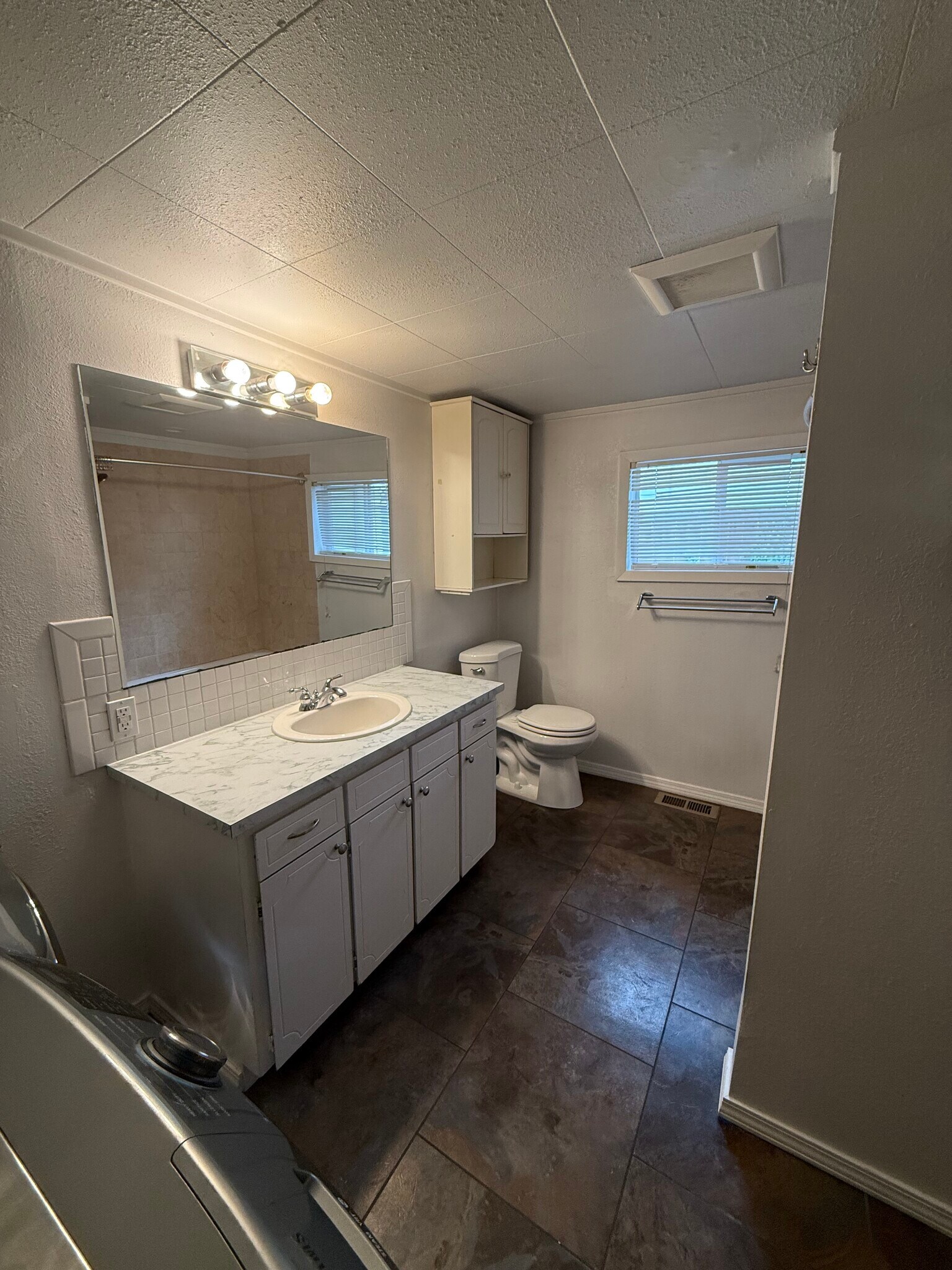 Building Photo - 406 E 43rd St