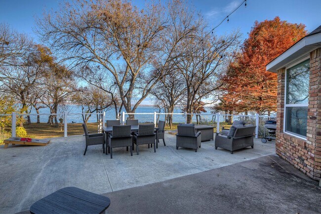 Building Photo - 8606 Columbia Dr