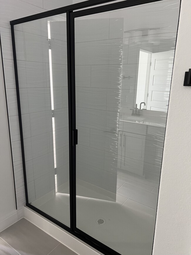 Walk-in shower - 16725 Santiaguillo Trce