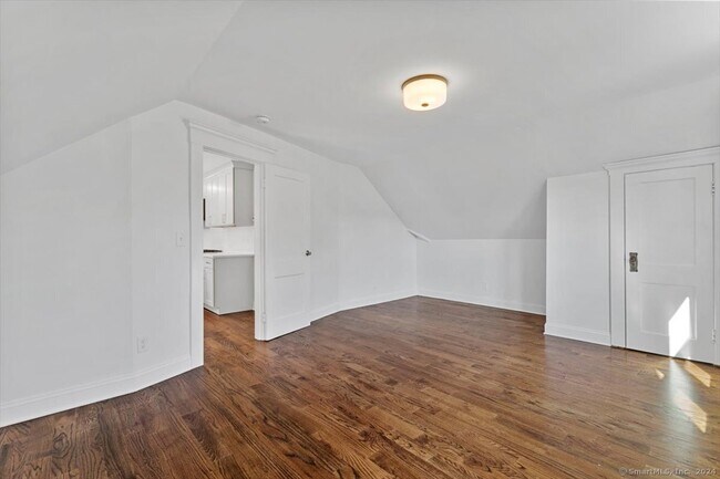 Building Photo - 954 Elm St