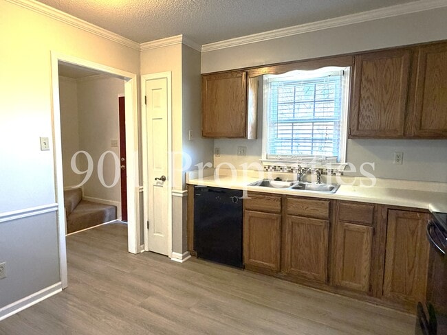 Building Photo - 383 Harts Way Dr