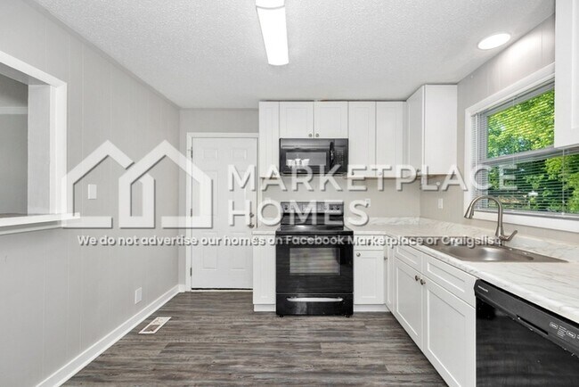 Building Photo - 4002 Summerhill Dr NW
