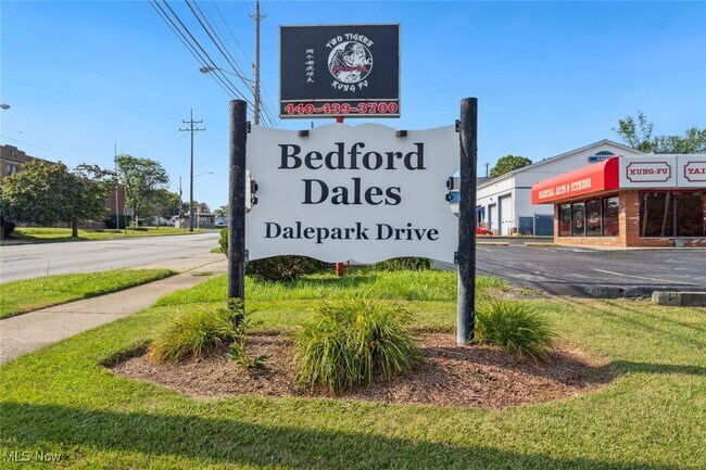 Building Photo - 215 Dalepark Dr