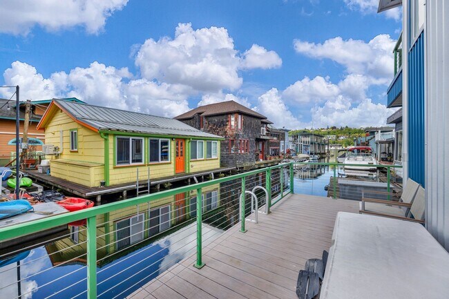 Building Photo - 2 bed 1.5 bath houseboat on Lake Union