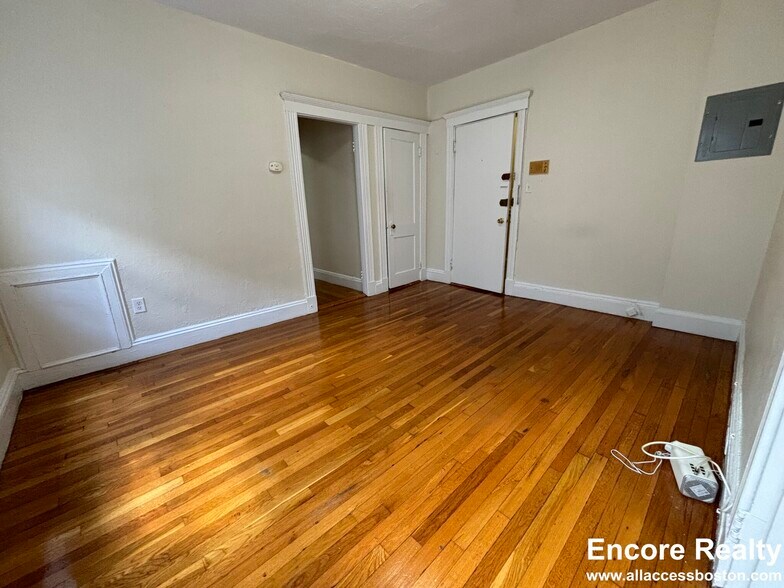 Building Photo - 425 Park Dr