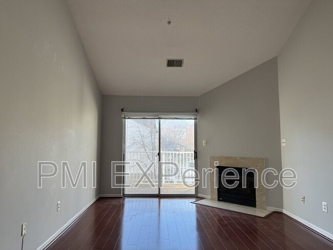 Building Photo - 8931 Town Center Cir