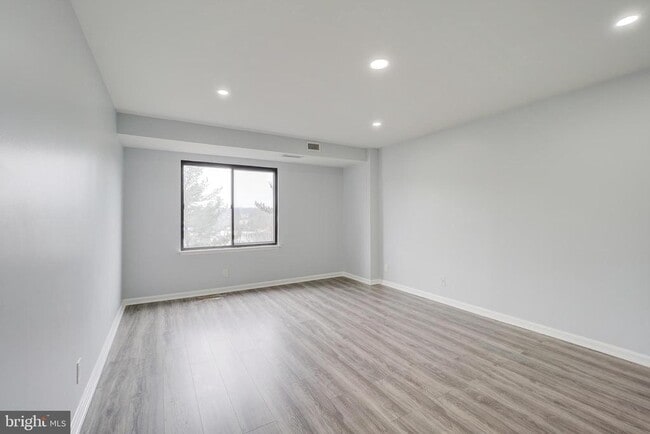 Building Photo - 3800 Powell Ln