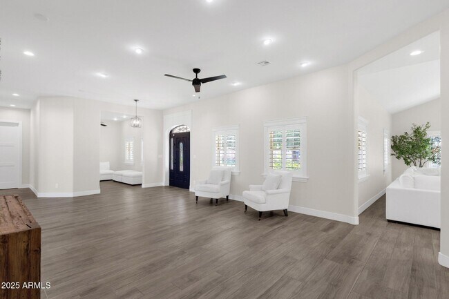 Building Photo - 856 W Quail Cir