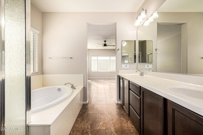 Building Photo - 10809 W Saddlehorn Rd