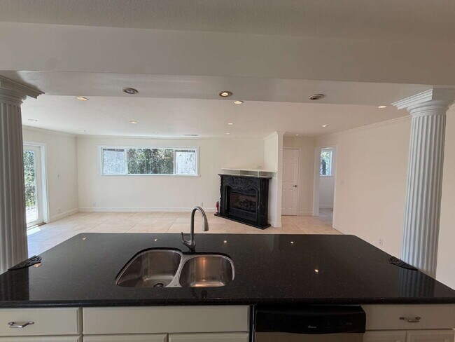 Building Photo - "Charming 2-Bedroom Retreat with Granite Accents & Gleaming Hardwood Floors in Lafayette!"