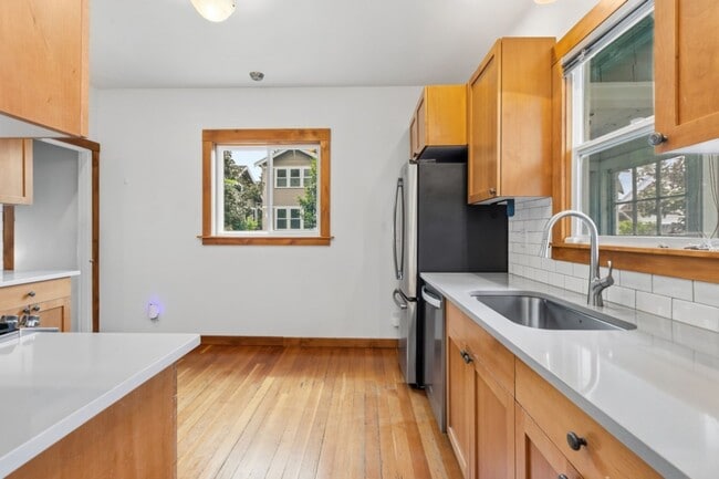 Building Photo - 4Bd/2Ba Seattle Home