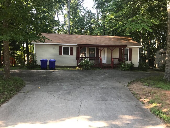 Building Photo - Nice Updated 3 bedrom 2 Bath Home in Becke...