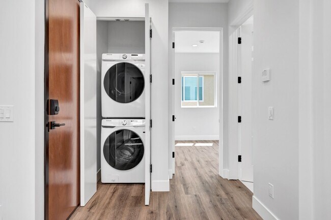 Building Photo - Elegant 2BR / 2BA in Prime North Hollywood