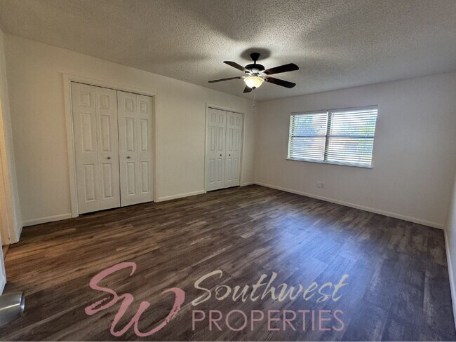 Building Photo - Lovely 3 bedroom 2 bath in desirable neighborhood