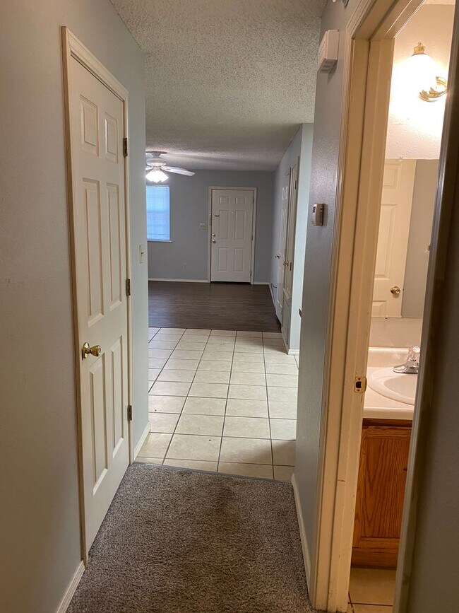 Building Photo - 403 Valley Dr